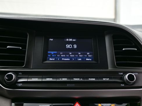 Used 2020 Hyundai Elantra SE FWD image 16