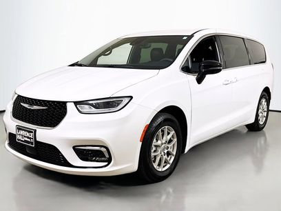 Used 2025 Chrysler Pacifica Select