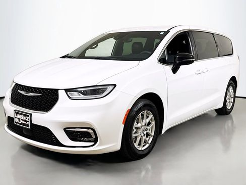 Used 2025 Chrysler Pacifica Select image 1