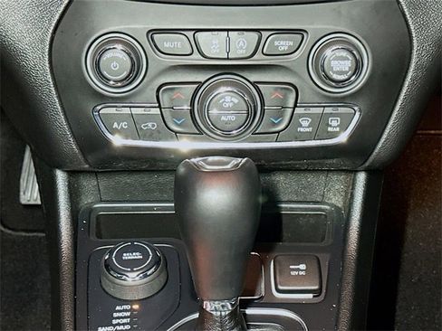 Used 2022 Jeep Cherokee Latitude Lux image 13