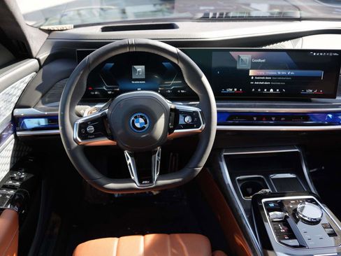 Used 2025 BMW i7 xDrive60 image 7