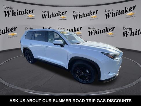 Used 2024 Toyota Grand Highlander AWD image 2