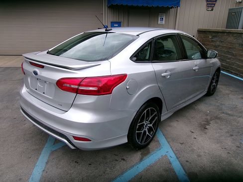 Used 2016 Ford Focus SE w/ SE Sport Package FWD image 5