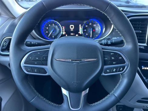 Used 2023 Chrysler Pacifica Touring-L image 23