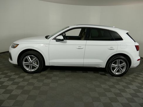 Used 2024 Audi Q5 e Premium w/ Convenience Package image 6