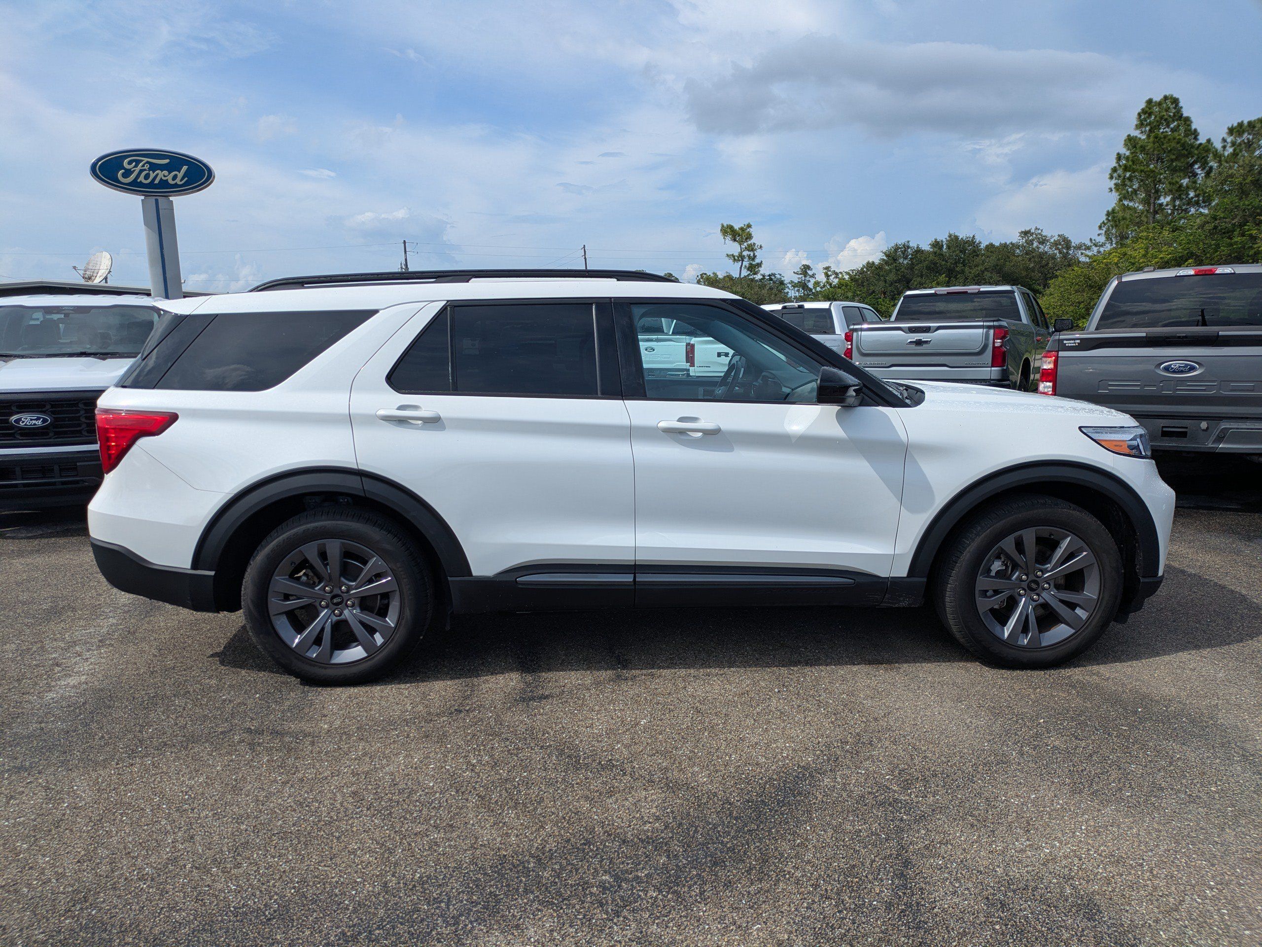Used 2023 Ford Explorer XLT w/ Equipment Group 202A RWD image 3