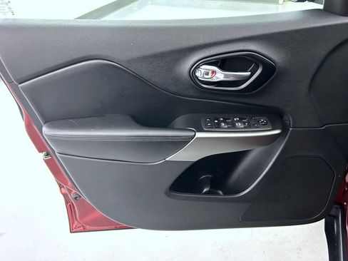 Used 2021 Jeep Cherokee Latitude Plus AWD/4WD image 9