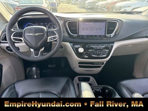 Used 2023 Chrysler Pacifica Touring-L image 14
