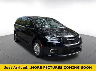 Used 2025 Chrysler Pacifica Select FWD video 1