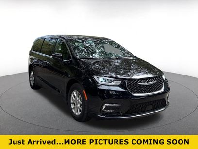 Used 2025 Chrysler Pacifica Select
