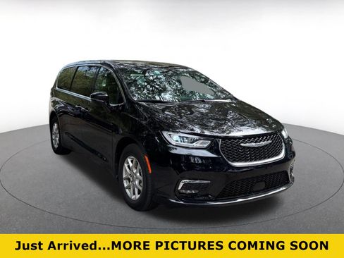 Used 2025 Chrysler Pacifica Select FWD image 1