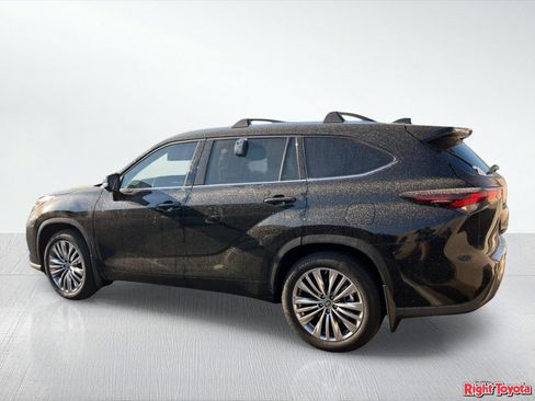 Certified 2024 Toyota Highlander Platinum FWD image 3