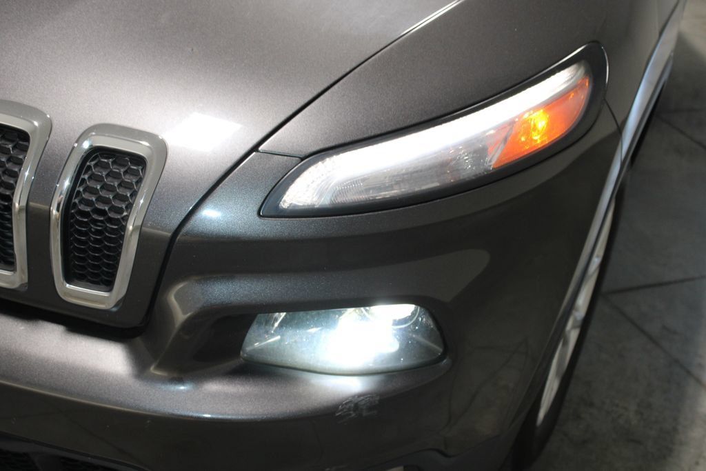 Used 2018 Jeep Cherokee Latitude Plus FWD image 48