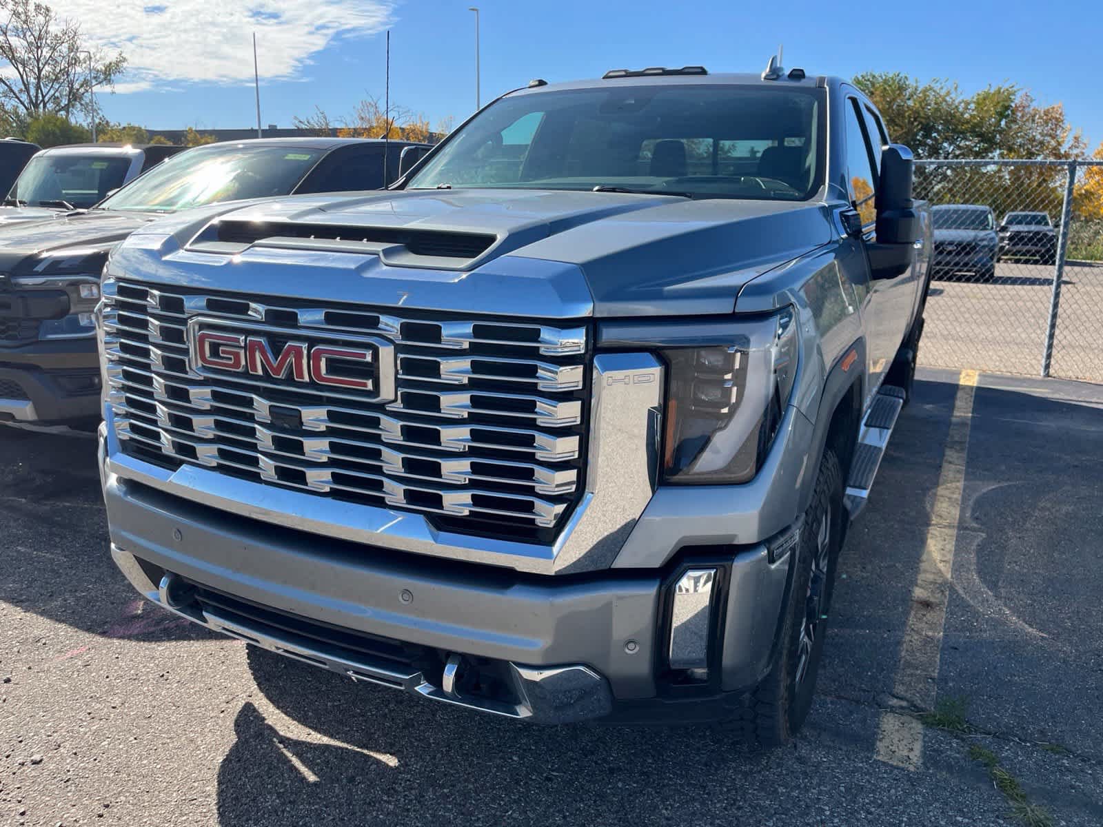 Used 2024 GMC Sierra 2500 Denali w/ Denali Reserve Package AWD/4WD image 3