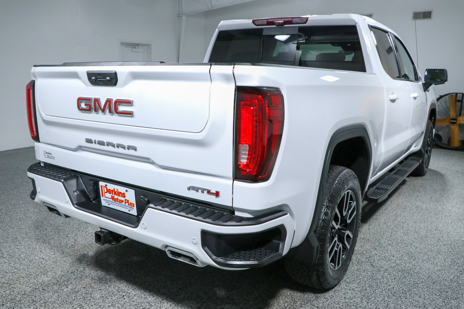 Used 2023 GMC Sierra 1500 AT4 w/ Technology Package AWD/4WD image 7