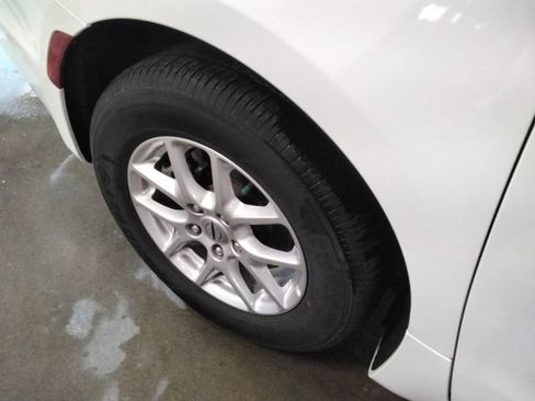 Used 2024 Chrysler Pacifica Touring-L image 18