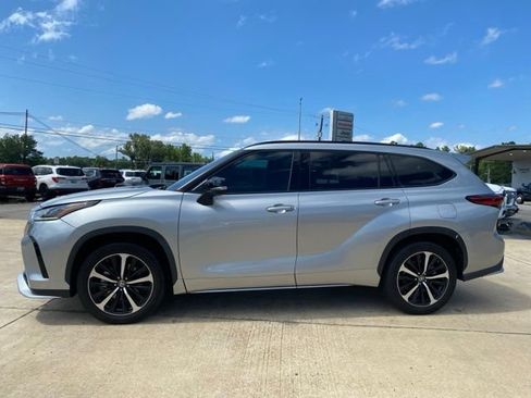 Used 2021 Toyota Highlander XSE FWD image 2