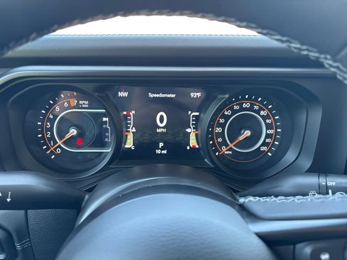 Used 2025 Jeep Gladiator Sport w/ Premium Package image 13