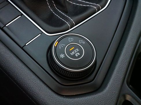Certified 2022 Volkswagen Taos SE image 27