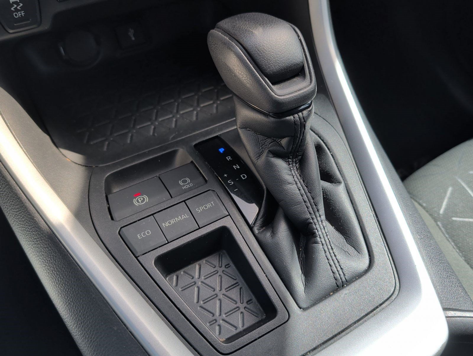 Used 2021 Toyota RAV4 XLE w/ Convenience Package FWD image 21