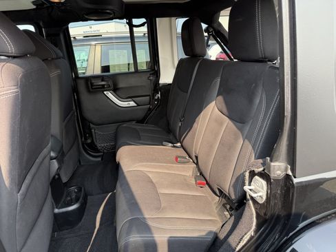 Used 2014 Jeep Wrangler Unlimited Sahara w/ Connectivity Group AWD/4WD image 12