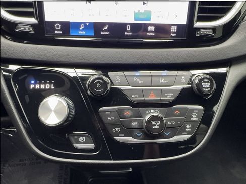 Used 2025 Chrysler Pacifica Select FWD image 44