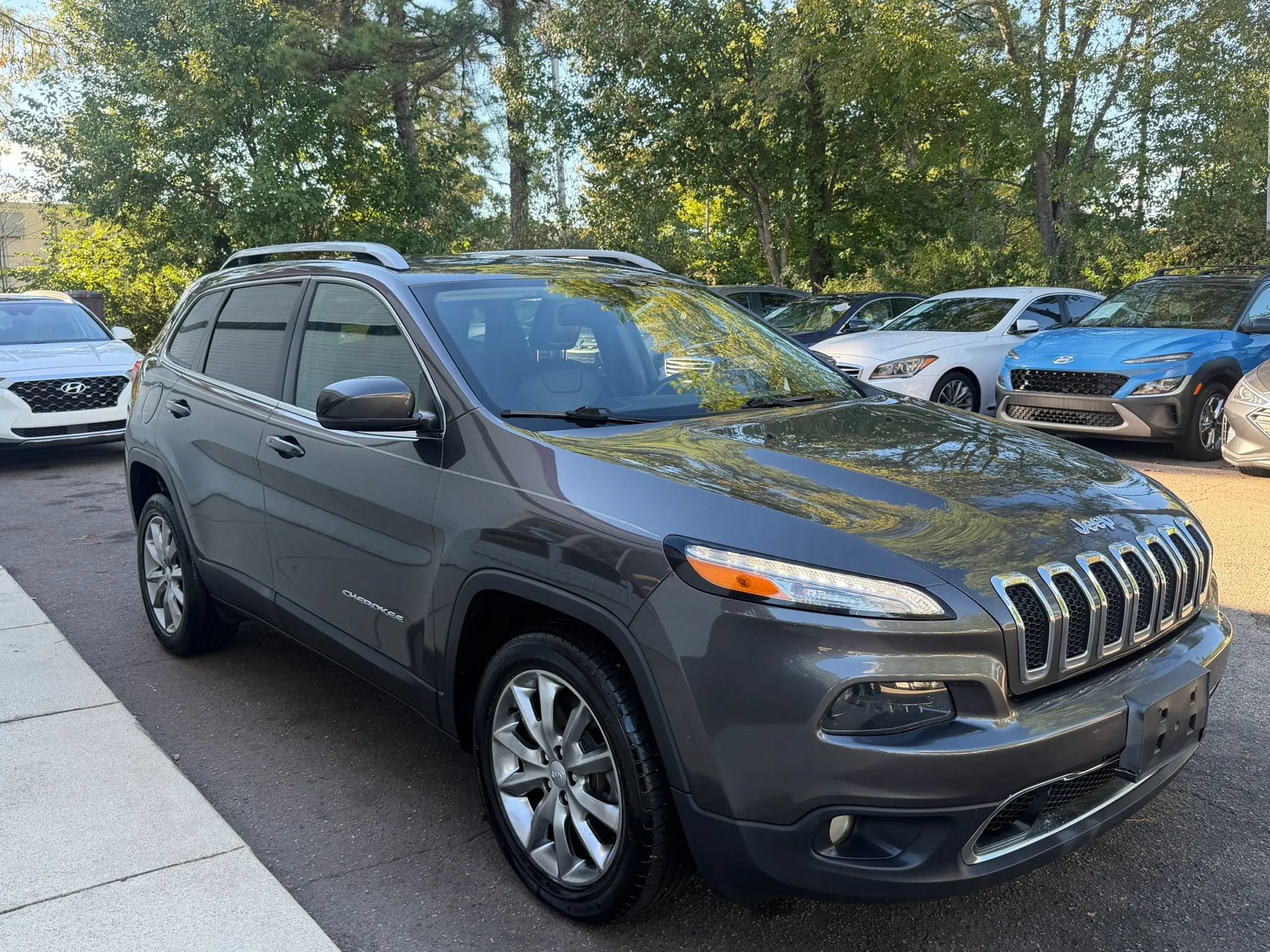 Used 2017 Jeep Cherokee Limited FWD image 4