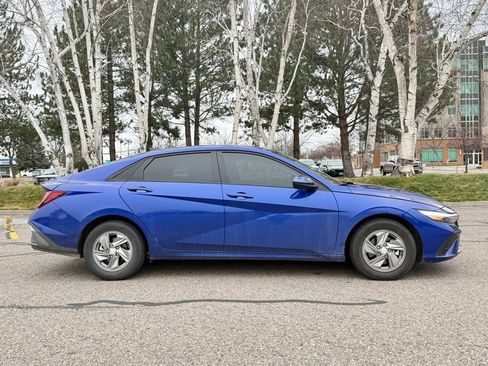 Used 2025 Hyundai Elantra SE image 4