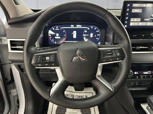 Used 2025 Mitsubishi Outlander SE image 9