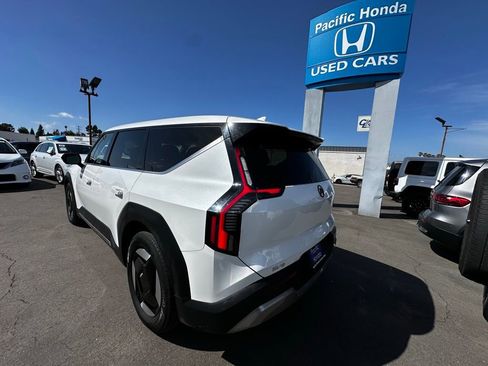 Used 2024 Kia EV9 Light Long Range RWD image 5