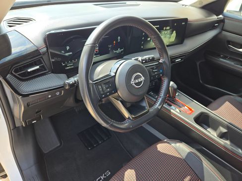 Certified 2025 Nissan Kicks SR FWD image 10