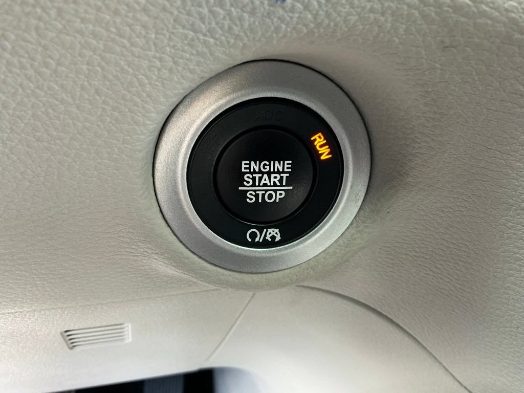 Used 2023 Chrysler Pacifica Limited FWD image 35