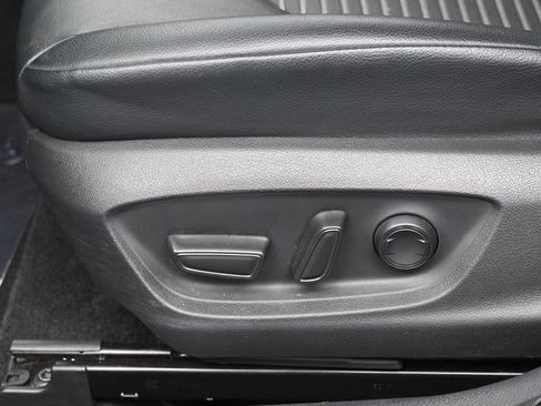 Used 2020 Toyota Camry SE image 12