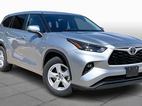 Used 2025 Toyota Highlander LE image 3