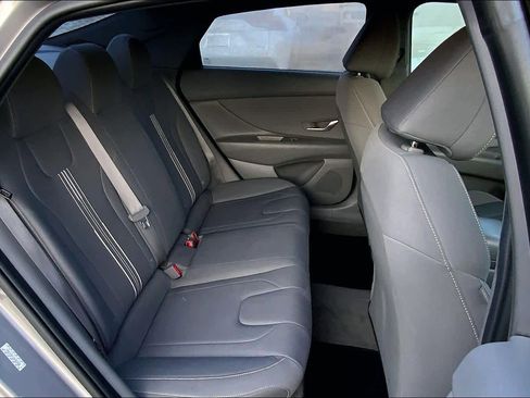 Used 2022 Hyundai Elantra SEL w/ Convenience Package FWD image 19