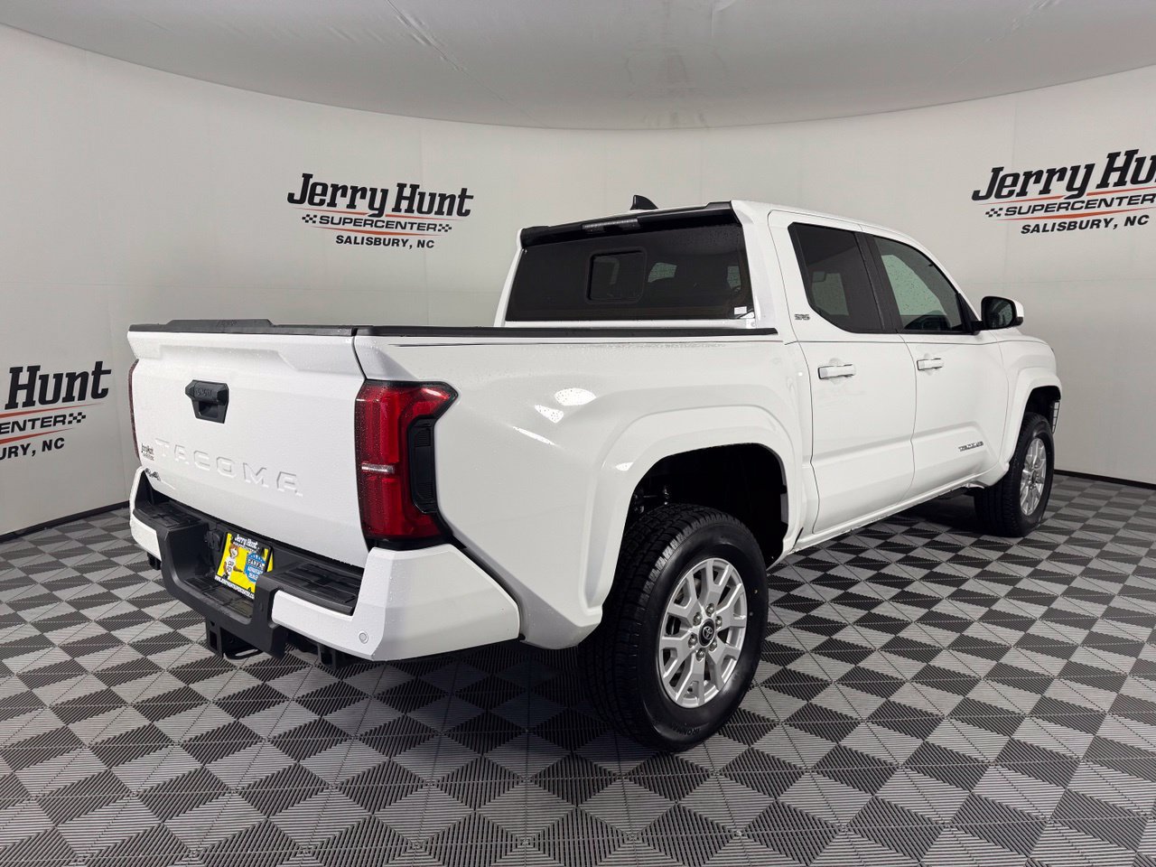 Used 2024 Toyota Tacoma SR5 AWD/4WD image 5