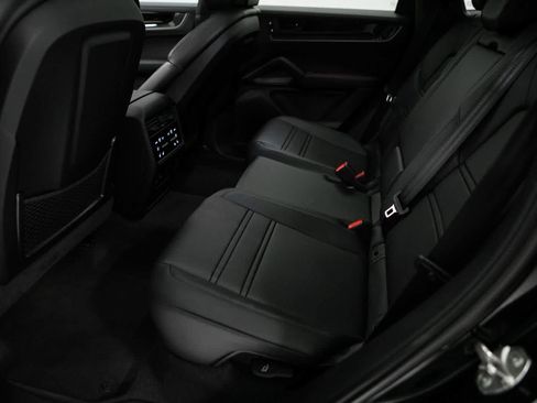 Used 2025 Porsche Cayenne Turbo AWD/4WD image 35