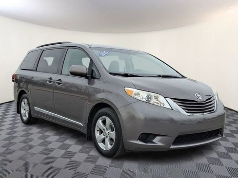 Used 2015 Toyota Sienna LE image 1