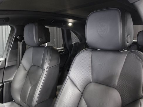 Certified 2025 Porsche Macan image 5