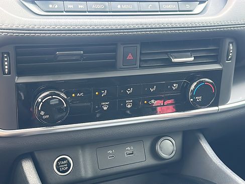 Used 2023 Nissan Rogue S image 33