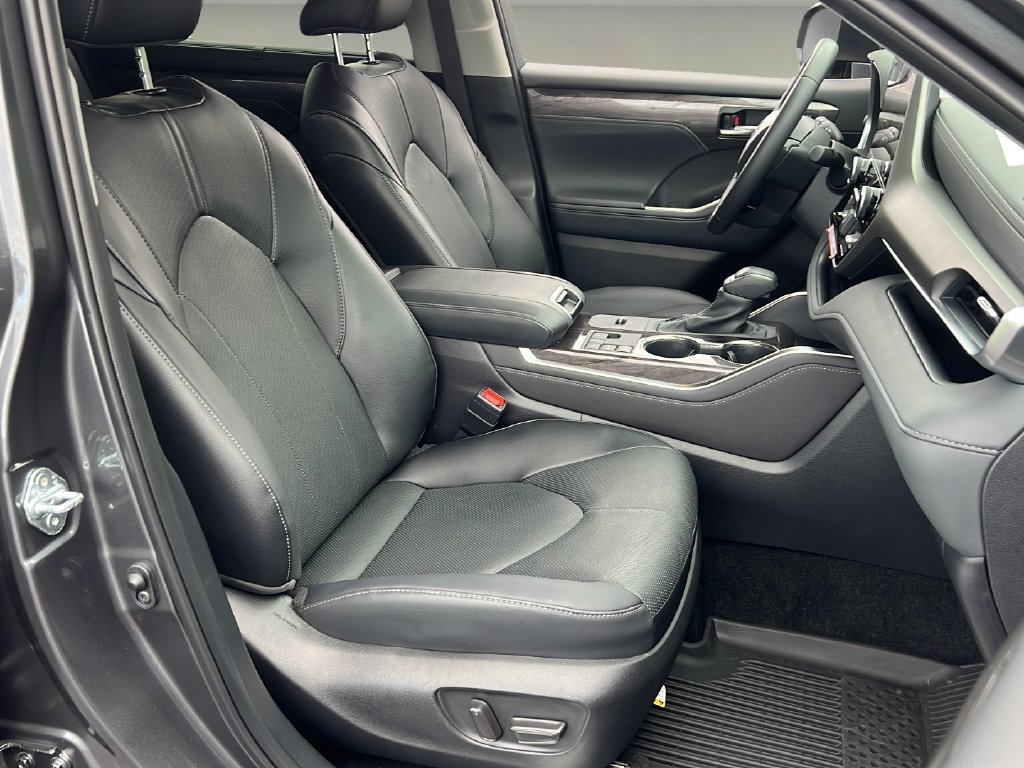 Used 2025 Toyota Highlander Limited FWD image 18