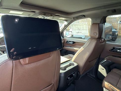 New 2026 Chevrolet Suburban High Country image 19