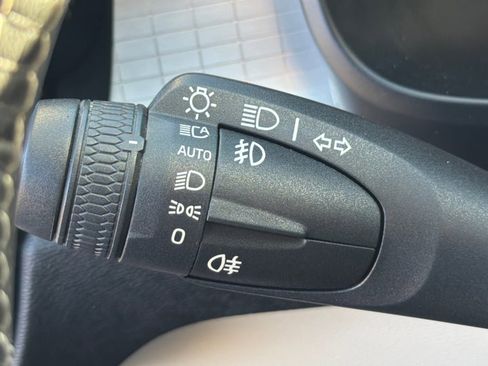 Used 2019 Volvo XC40 T5 Momentum image 17