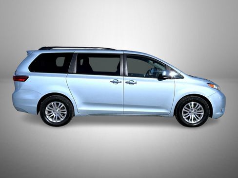 Used 2017 Toyota Sienna XLE image 4
