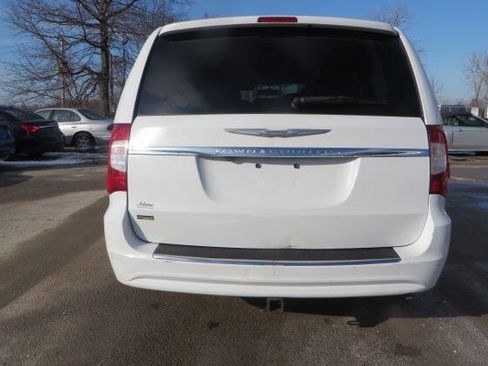 Used 2016 Chrysler Town & Country Touring image 24