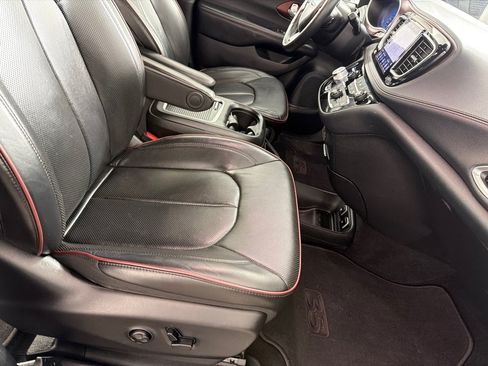 Used 2020 Chrysler Pacifica Limited FWD image 24