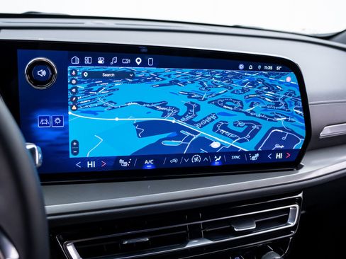 Used 2026 Chevrolet Traverse LT w/ Driver Confidence Package FWD image 24