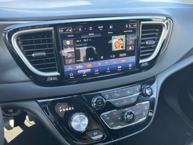Certified 2026 Chrysler Pacifica Select FWD image 31