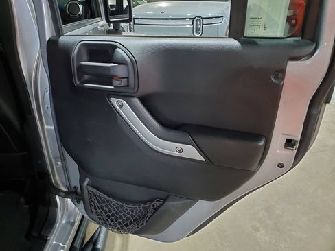 Used 2016 Jeep Wrangler Unlimited Rubicon w/ Connectivity Group AWD/4WD image 22
