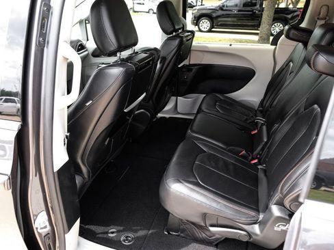 Used 2018 Chrysler Pacifica Touring-L Plus w/ Advanced Safetytec Group FWD image 43